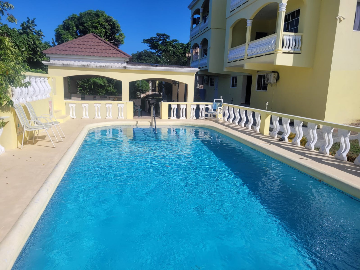 LARGE ONE BEDROOM $100USD / 14,000JMD